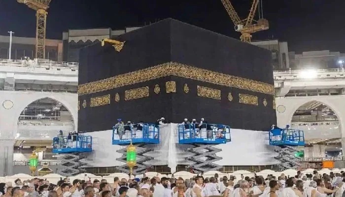 ایام حج کی آمد، غلاف کعبہ کو زمین سے3 میٹراونچا کردیاگیا
